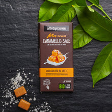 Carica l&#39;immagine nel visualizzatore di Gallery, CIOCCOLATO MASCAO AL LATTE CON CARAMELLO E SALE - BIO | COD. 00005406 | 80 g
